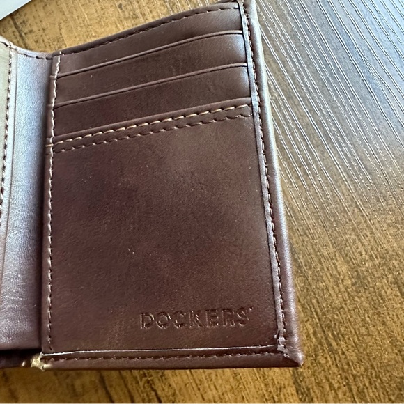 New in box Dockers brown leather wallet - Picture 4 of 6